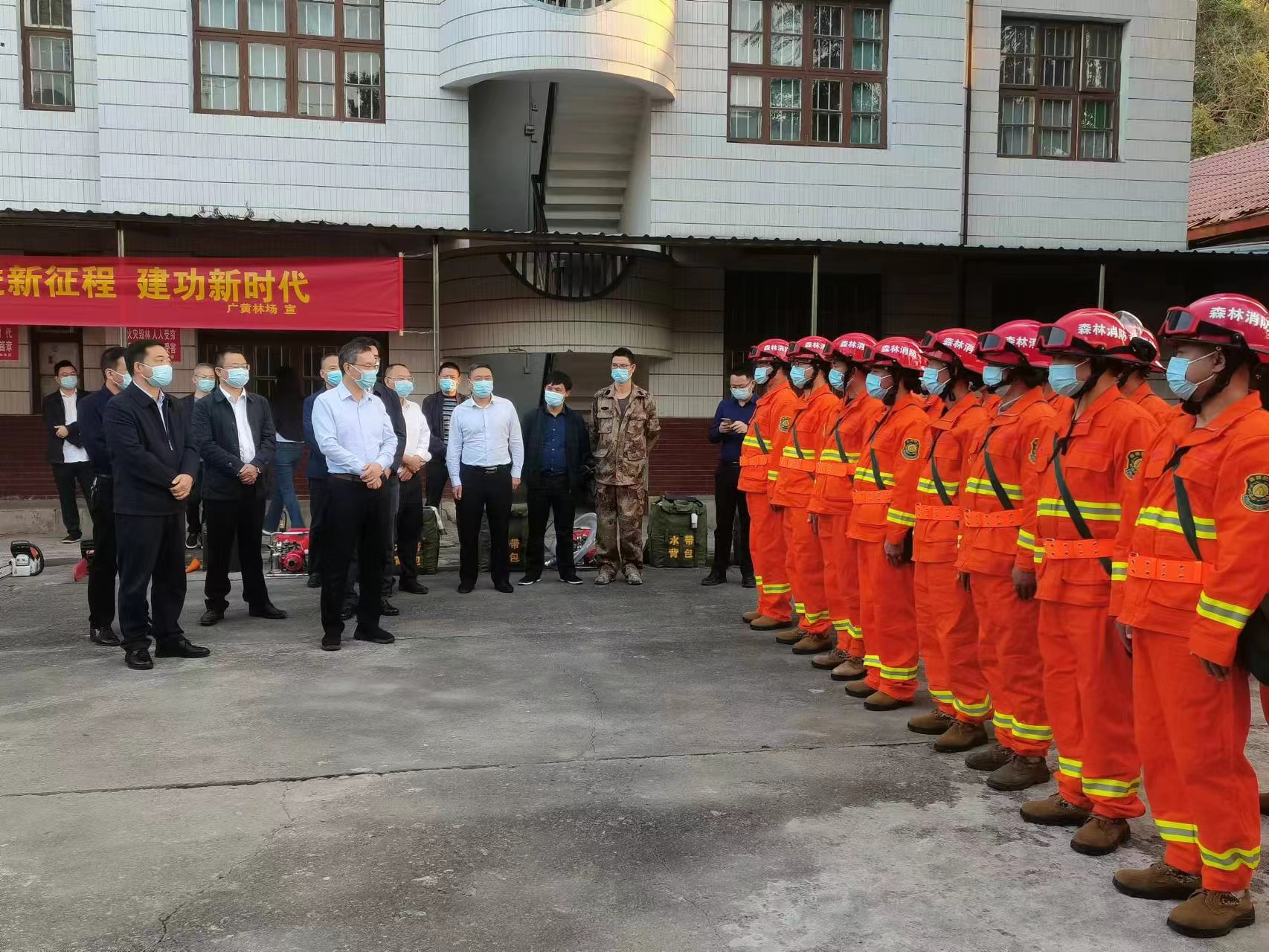 陈恢清在攸县黄丰桥国有林场广黄分场督导森林防灭火工作,看望慰问