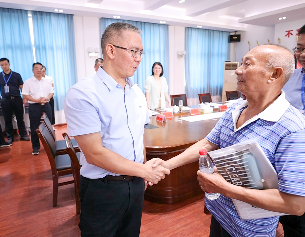 株洲日报讯(全媒体记者/周蒿)8月25日,市委书记曹慧泉在石峰区下沉