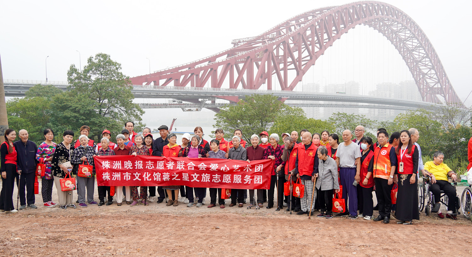 情暖双节丨52名老人相聚八桥感受株洲新变化