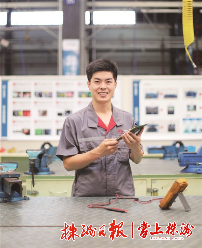 肖乾亮的答案是:高级工程师,享受"国务院政府特殊津贴"的高技能人才