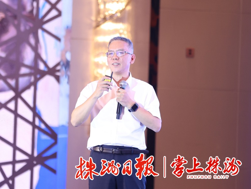 北京安哲建筑事务所创始人王求安,清水塘投资集团总经理李俊,重庆奥雅